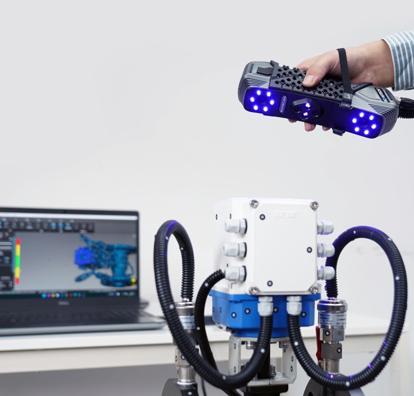 scan 3d d'un objet dans un bureau d'études pour la refabrication d'une pièce, grâce au scanner 3d laser de grade métrologique simscan 42 de scantech